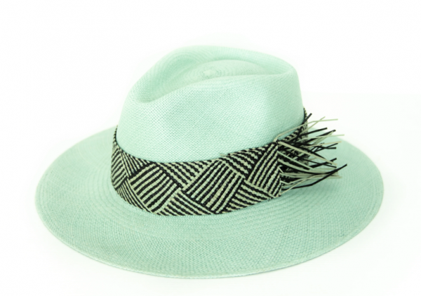 Topi panama dengan anyaman jerami yang artistik